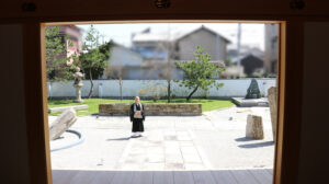 お庭にいる和尚さん